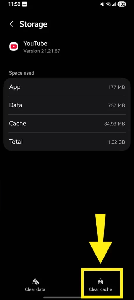 Smartphone YouTube app storage settings screen displaying App size, Data, Cache, and Total memory usage, marking the fourth step to clear the cache
